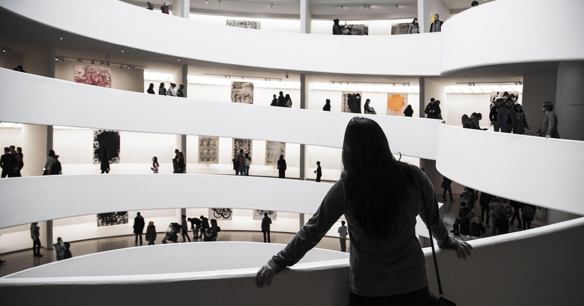Museum gallery visitors for a smarter museum day itinerary guide.