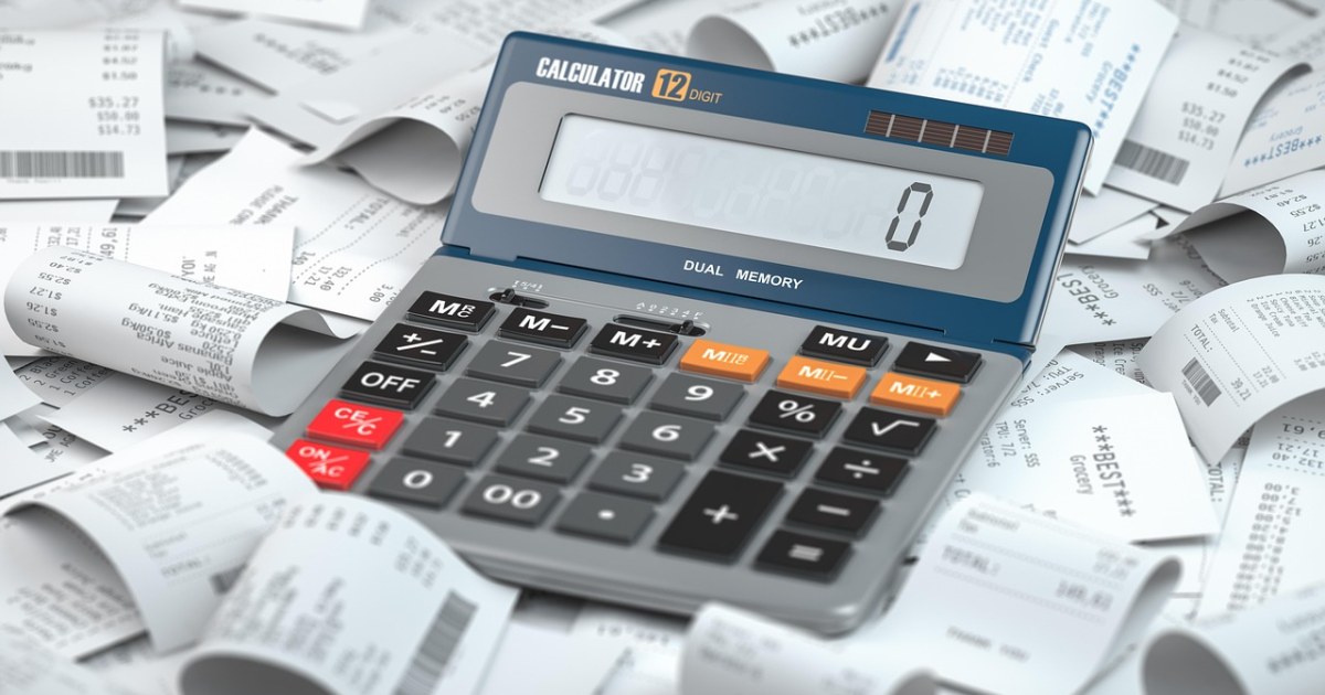 Receipts and money for a group travel cost-splitting guide.