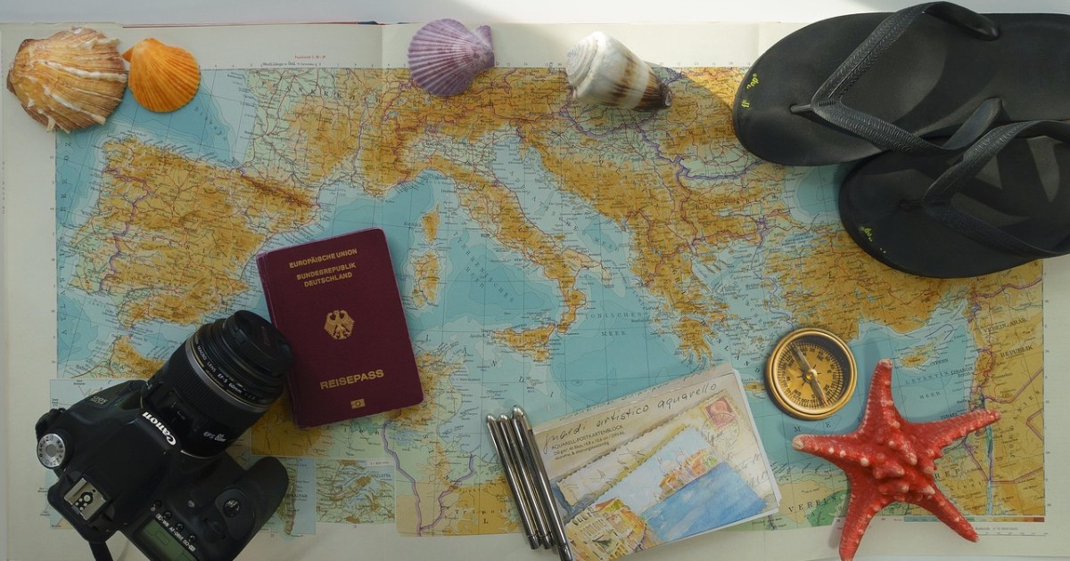 Passport and European travel map for a Schengen day-counting guide.