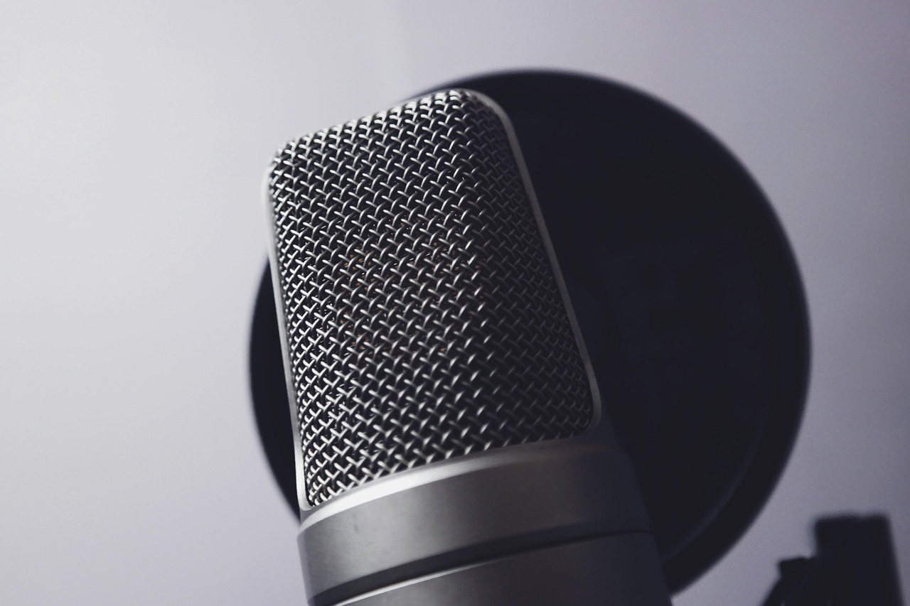 A recording studio microphone and podcast equipment illustrating food podcasts.